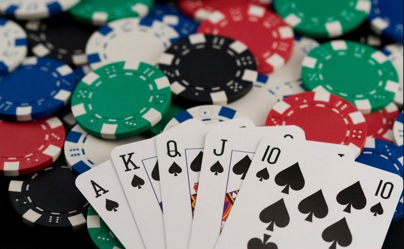 Poker có sự kết hợp giữa tính tư duy và sự may mắn